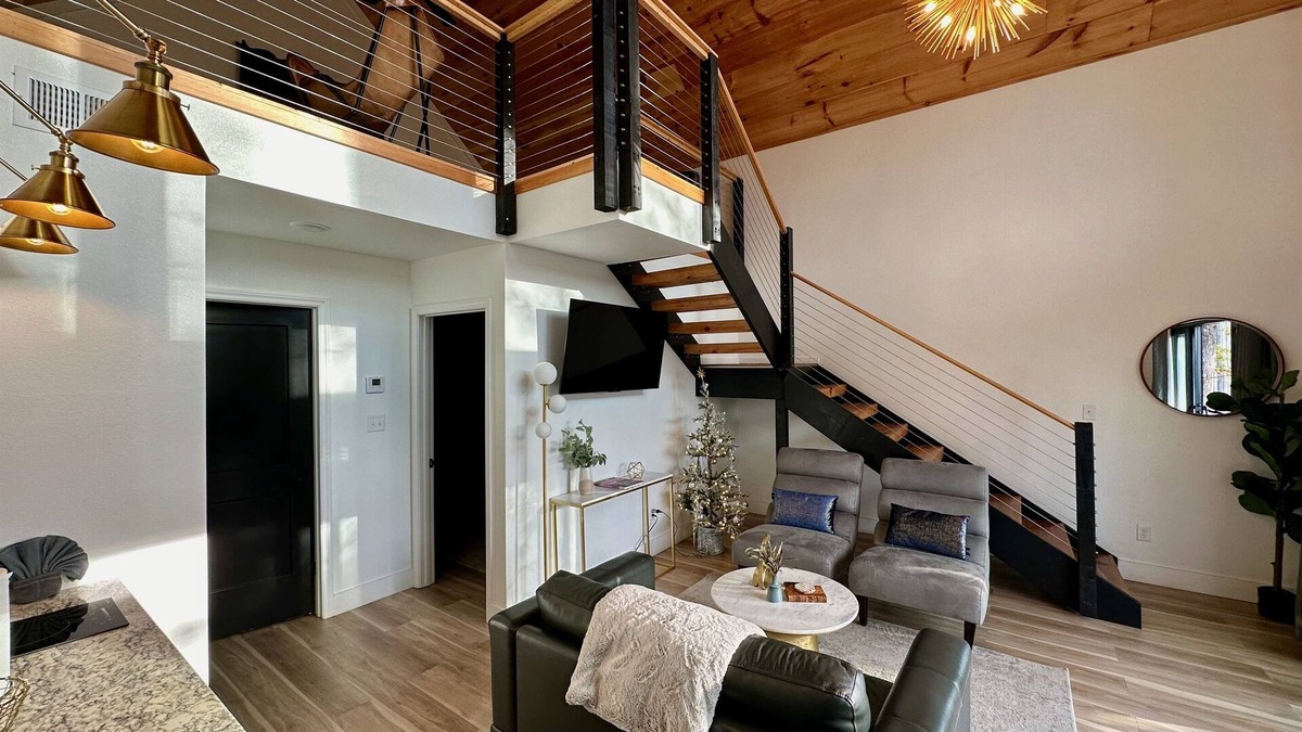 Gatlinburg - Pigeon Forge Cottage | UT Football + Nighttime Views + Hot Tub!