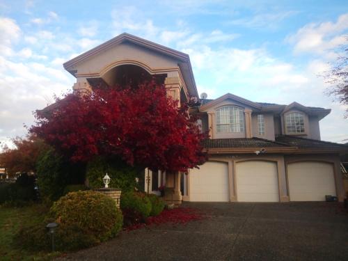 West Newton - Highway 10 House | V.I.P. CLUB