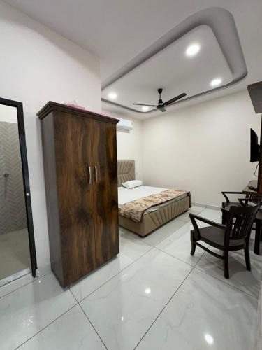 Jalandhar Hotel | V2 Guest House