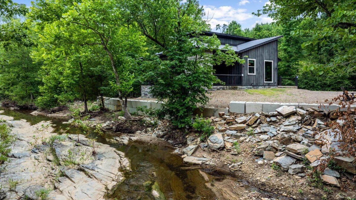 Broken Bow Cabin | Vacana BW: Romantic Cabin, Hot Tub, Fire Pit, Pets