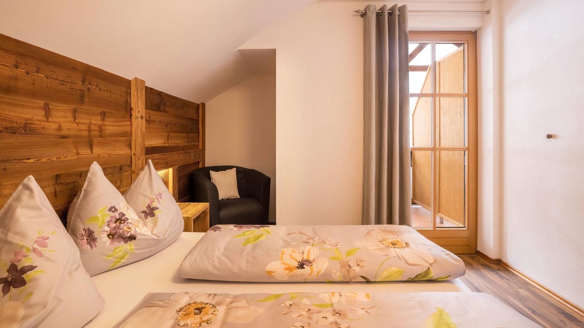 Predoi Apartment | Vacation Apartment "Ichatme Klima 4" with Mountain View, Wi-Fi & Balcony