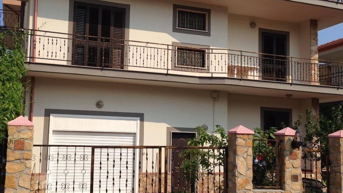 Strongoli House | Vacation apartment right by the sea