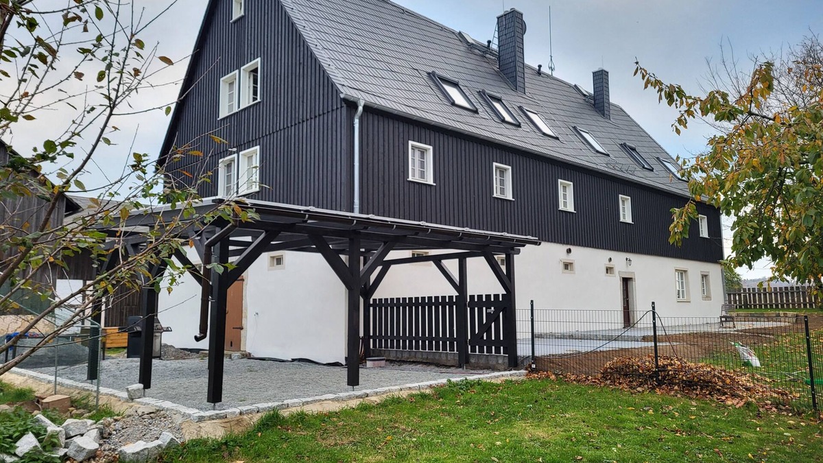 Bischofswerda Condo | Vacation apartment in a renovated monument (max. 5 persons)
