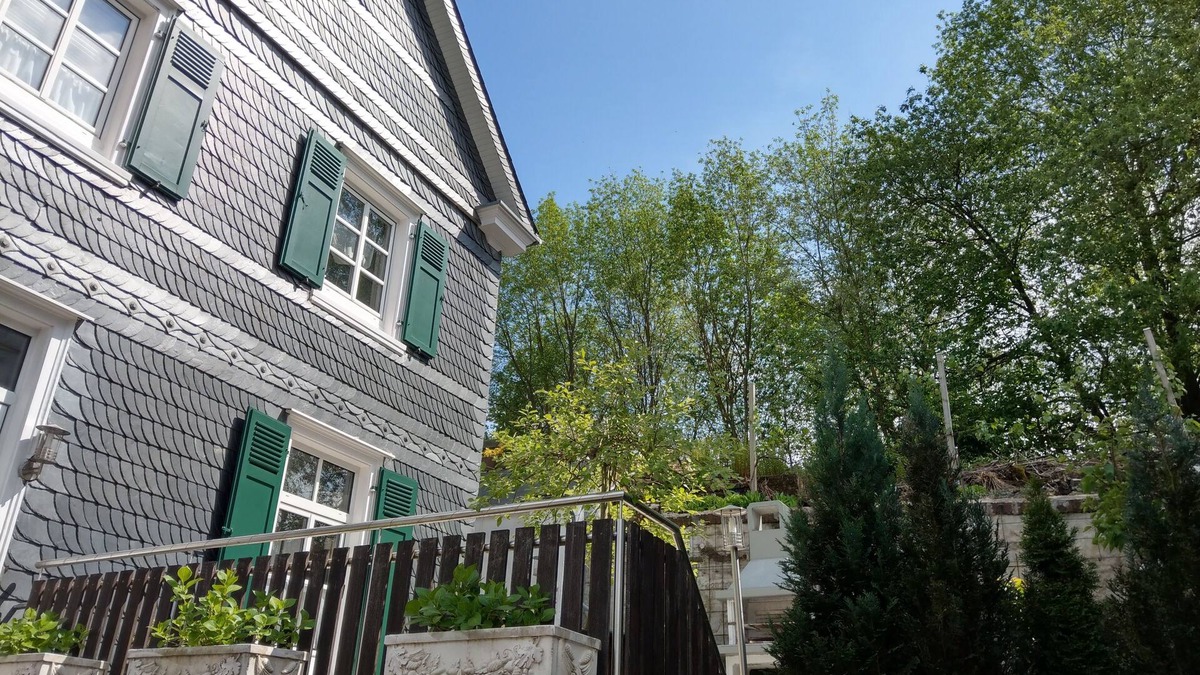 Hueckeswagen Apartment | Vacation apartment "Das Historische" Am Schloß in the historic old town.