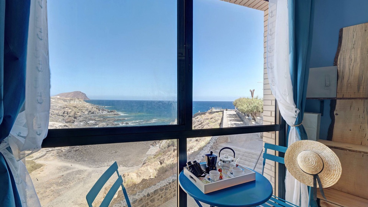 Los Abrigos Apartment | Vacation Apartment 'Los Abrigos Oceano Al Alba Wifi' with Sea View and Wi-Fi