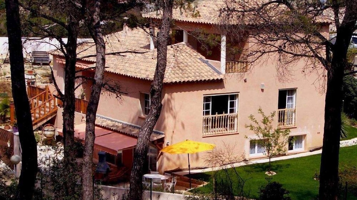 Bandol Villa | Vacation apartment in Provencal villa between stone pine trees, 350m from beach