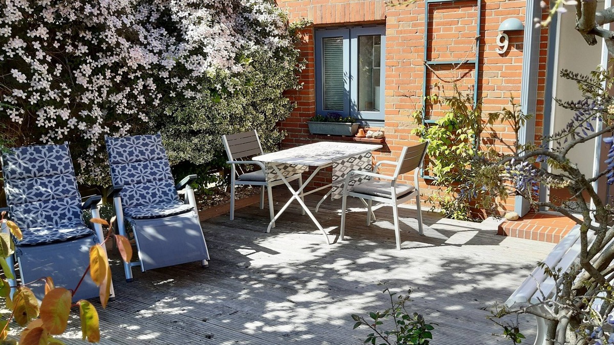 Midlum Apartment | Vacation apartment Hook - with south-facing terrace, very quiet location