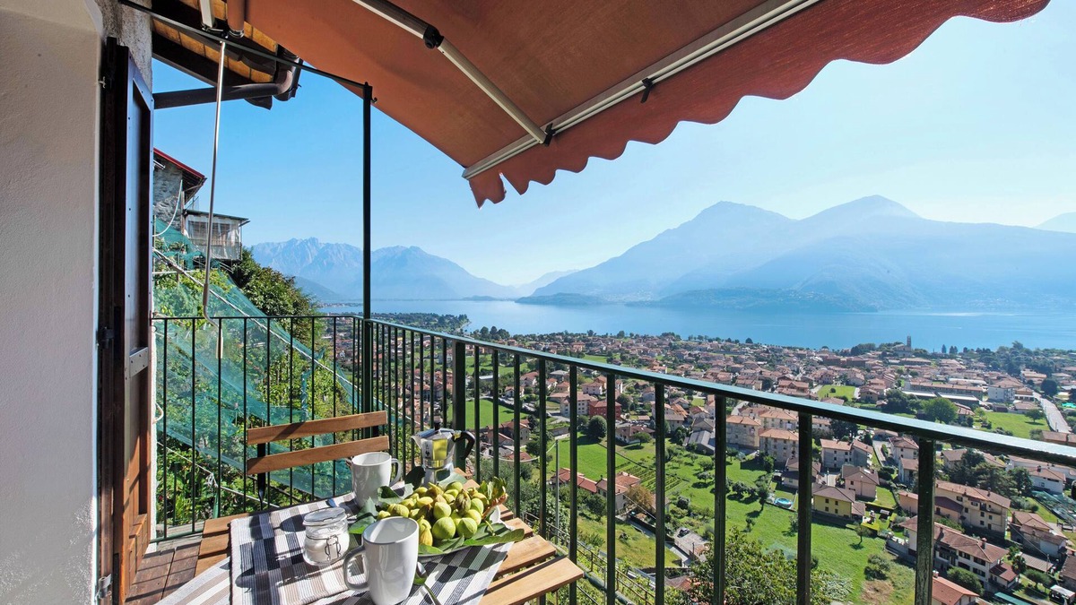 Dongo Apartment | Vacation Apartment in Beautiful Vineyard 'Crotto Palma' with Lake View & Wi-Fi