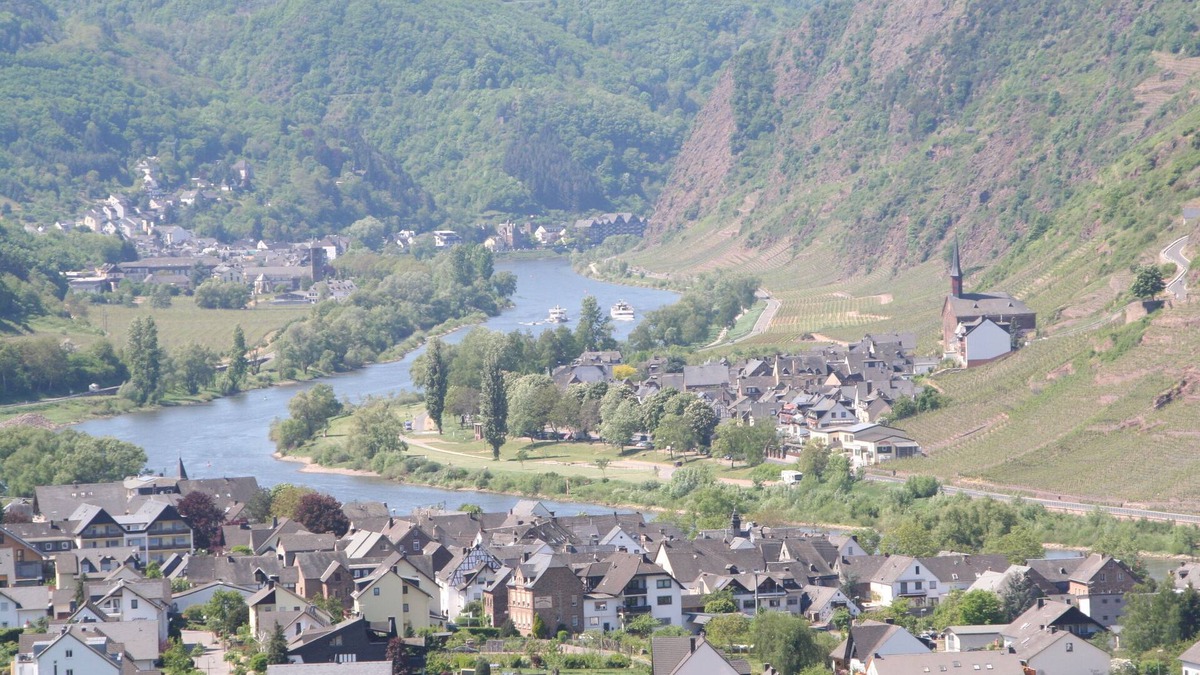 Valwig Apartment | Vacation apartment Nikolausberg, gr. Sun terrace in Valwig, 3 km from Cochem