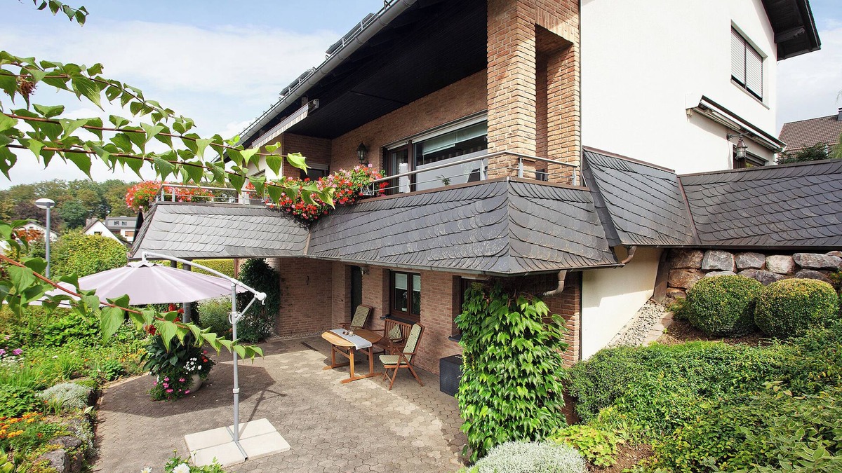 Ostwig Apartment | Vacation apartment 'Ruhrtalblick' with mountain view, private terrace and WLAN