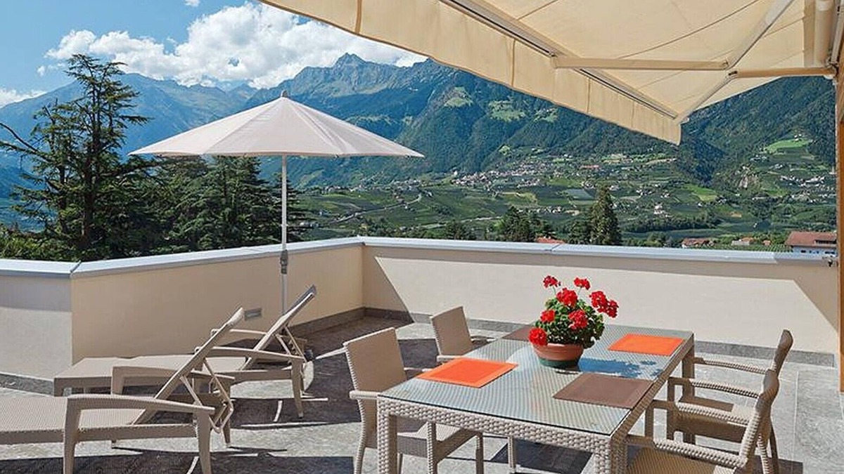 Merano Apartment | Vacation Apartment "Sauvignon" with Mountain View, Wi-Fi, Balcony, Terrace & Garden