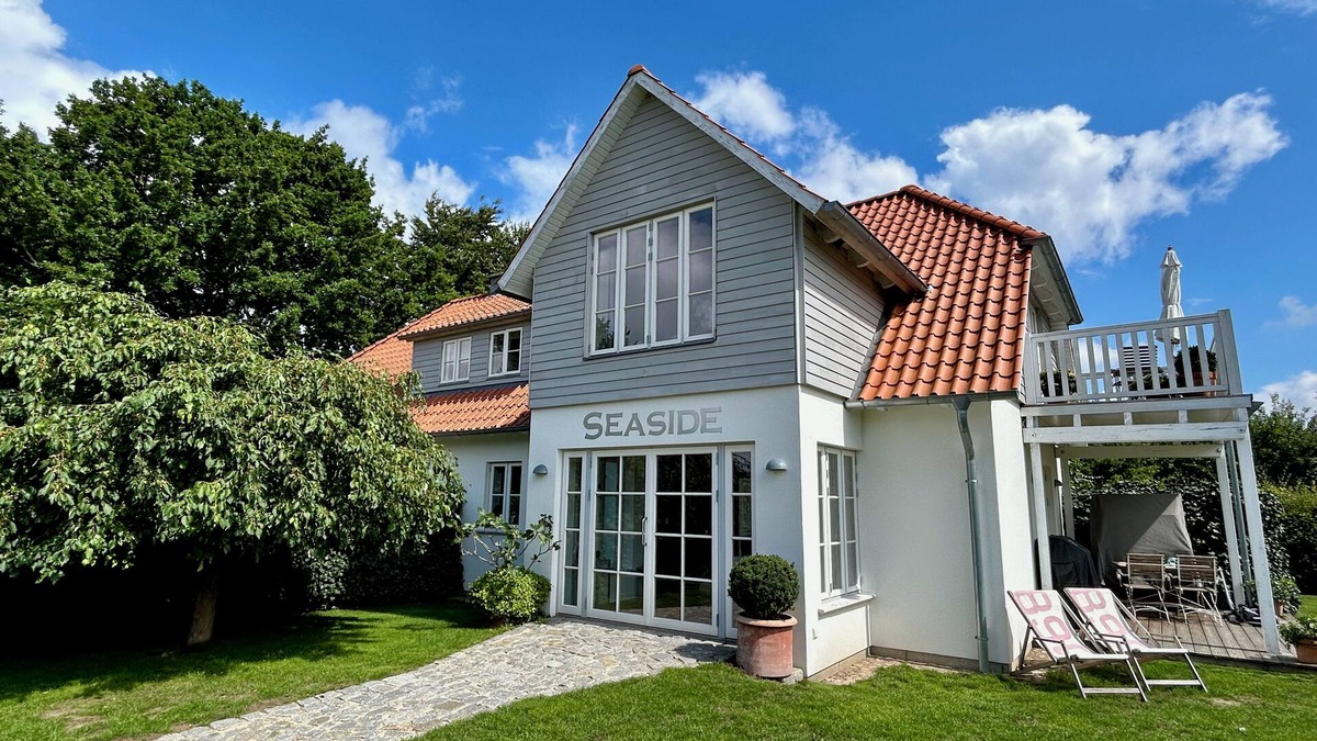 Rosenhagen Apartment | Vacation apartment " Seaflat " on the Baltic Sea, free WLAN, beach chair, fireplace by SEASIDE