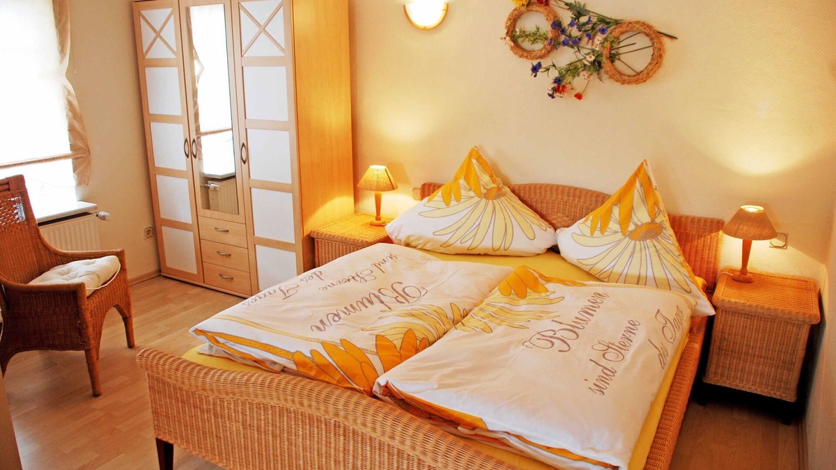 Seedorf Apartment | Vacation apartment Sonnenblume with lake view and terrace - Appartementhaus zur