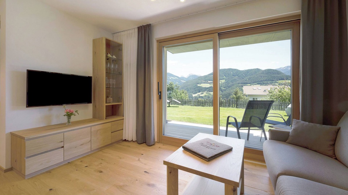 Feldthurns Apartment | Vacation Apartment "Teutenhofer Kastanie" on the Farm with Mountain View