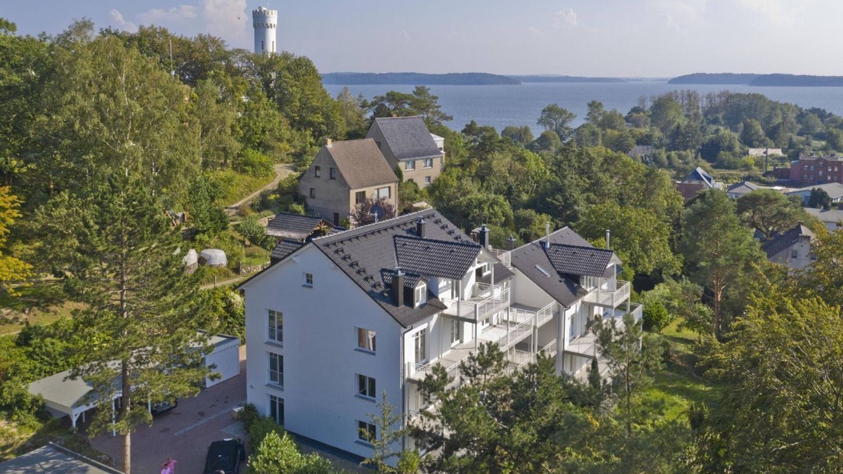 Lietzow Apartment | Vacation apartment with balcony, fireplace and sauna - Ferienresidenz Zwei Bodden FeWo 2-9