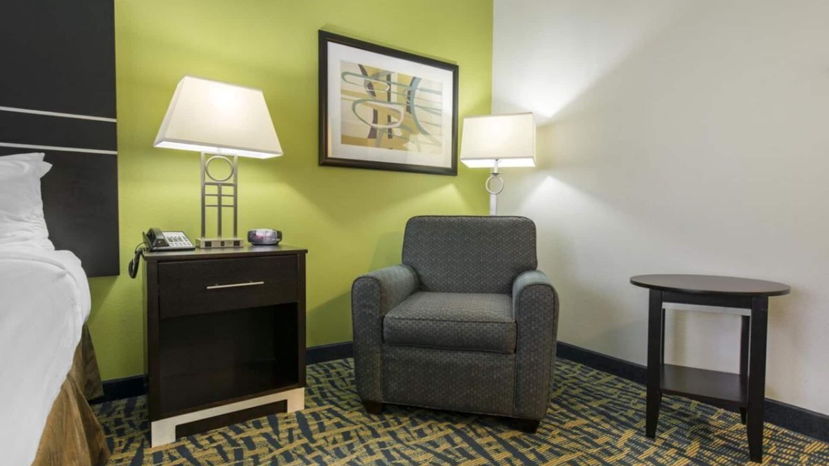 Savannah Hotel | Vacation At its Finest! Explore Savannah National Wildlife Refuge! Free Parking