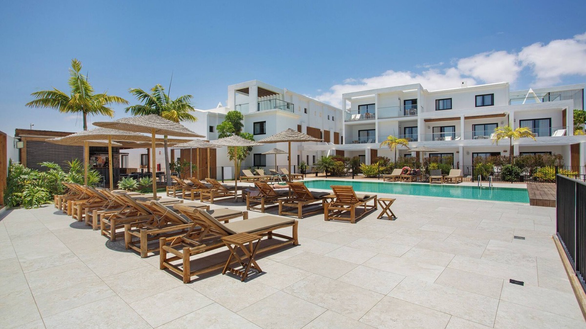 Parque Holandes Apartment | Vacation 'Casa Sunrise' with Sea View, Shared Pool and Wi-Fi