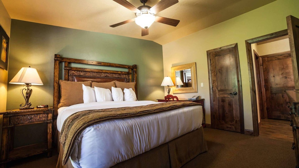 Zion National Park South Entrance Hotel | Vacation Day Is Always A Great Idea! Near George Baker River Park, Free Parking
