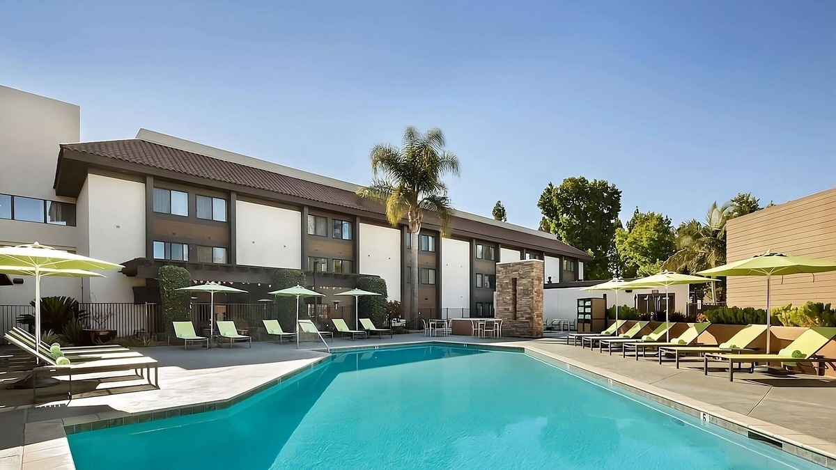 Milpitas Hotel | Vacation Day Is Always A Great Idea! w/Outdoor Pool, Near Pinewood Park!