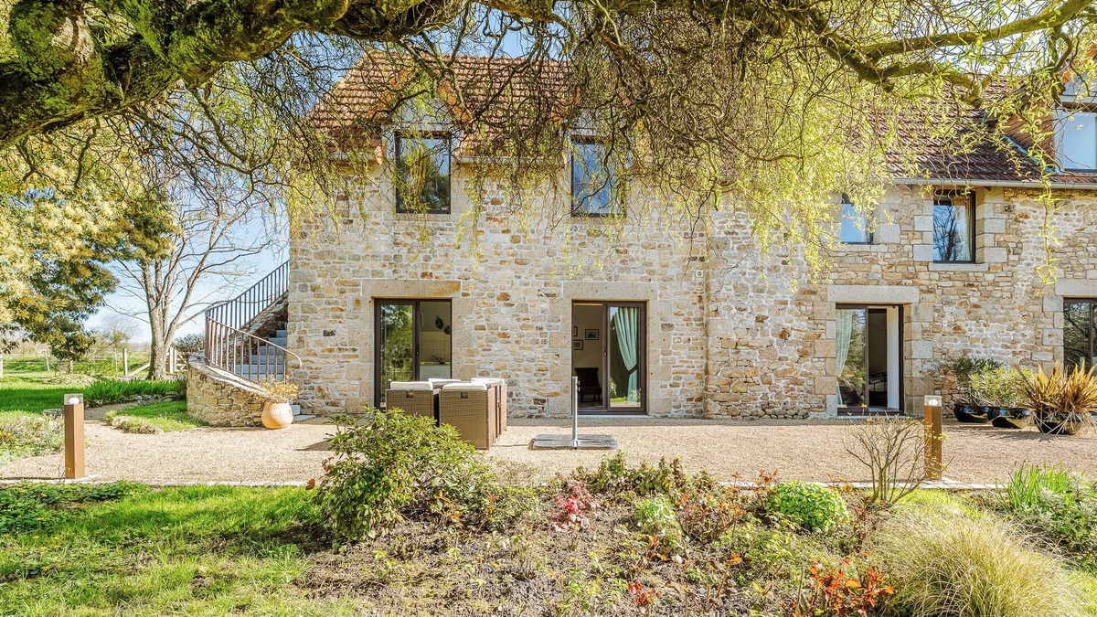 Sartilly-Baie-Bocage House | Vacation Home "Chambre D'hôte La Chapelle" with Terrace, Shared Garden & Wi-Fi