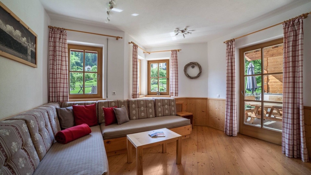 Montechiaro House | Vacation Home 'Ferienhaus Hof am Schloss' with Mountain View, Wi-Fi & Garden