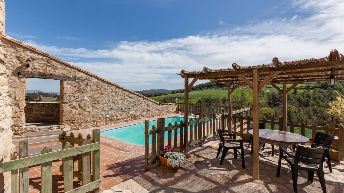 Sant Marti de Tous House | Vacation Home "El Mas" with Mountain View, Shared Pool & Wi-Fi
