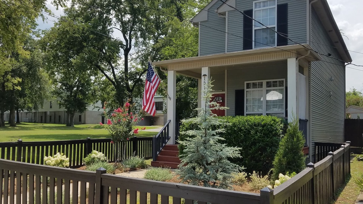 Buena Vista House | Vacation Home-5 Mins Downtown! 2 Bdrm 2.5 bath Hot Tub! Fireplace! Up to 4 Adult
