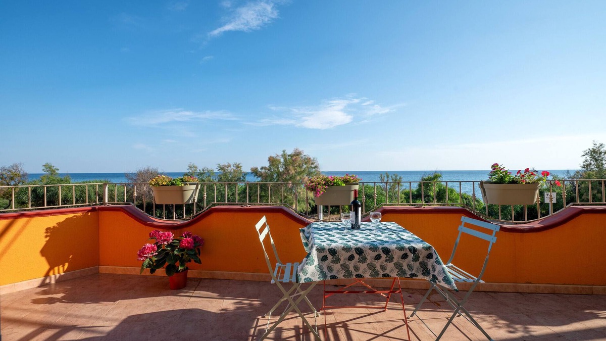 Torre Ovo House | Vacation Home "Appartamento Delle Sirene" with Sea View, Private Terrace & Wi-Fi