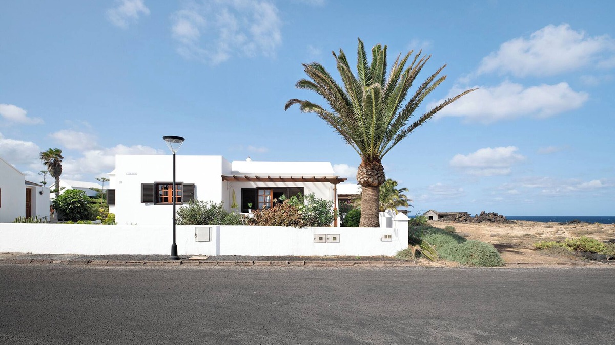 Charco del Palo House | Vacation Home 'Casa Aloe' with Sea View, Terrace & Wi-Fi
