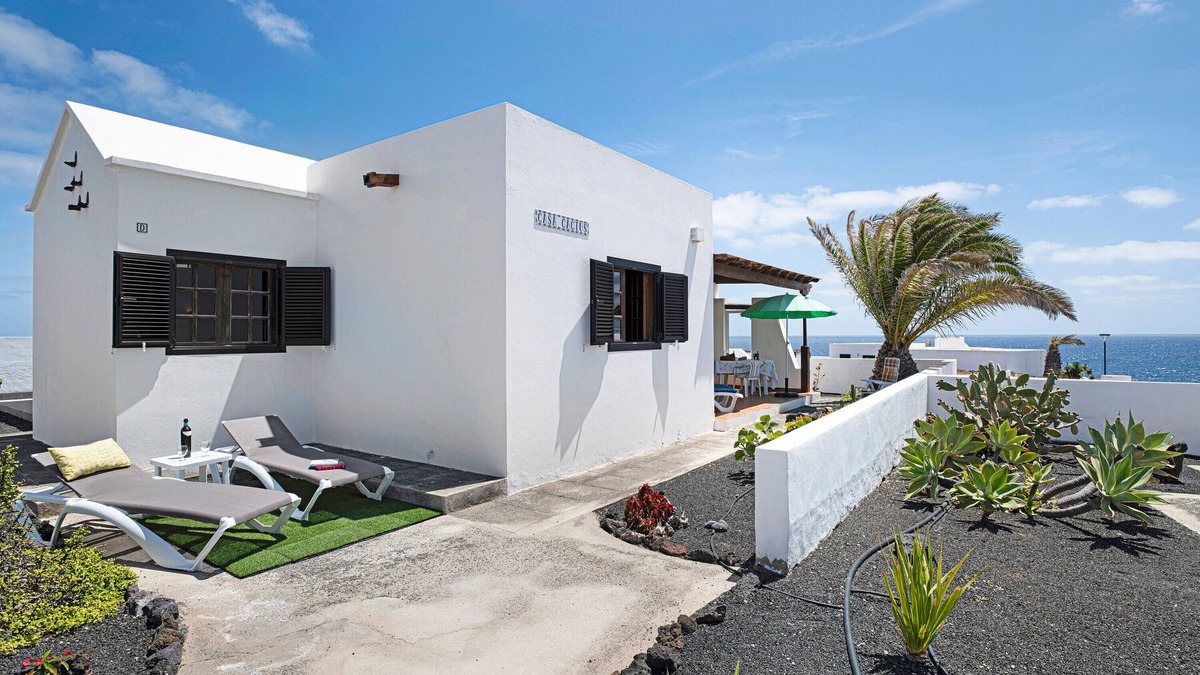 Charco del Palo House | Vacation Home 'Casa Cactus' with Sea View, Private Terrace and Wi-Fi