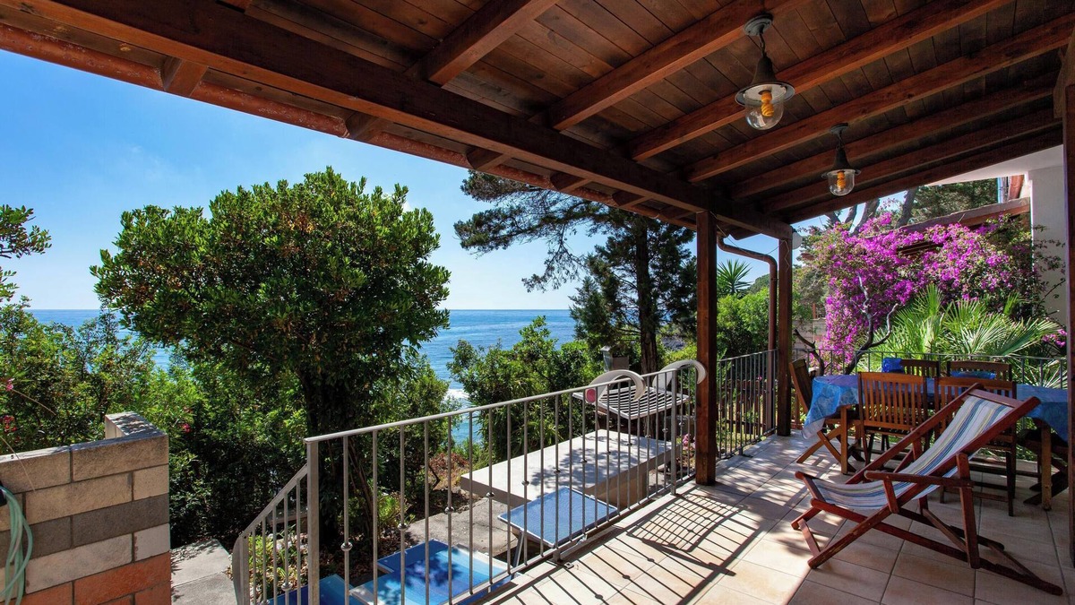 Sas Linnas Siccas House | Vacation Home "Casa Sulla Spiaggia 1" with Sea-View, Terraces & Garden