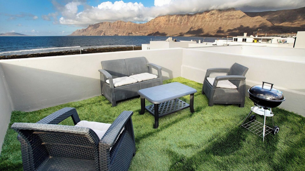 Caleta de Famara House | Vacation Home Casa Vivo Near the Beach with Sea View