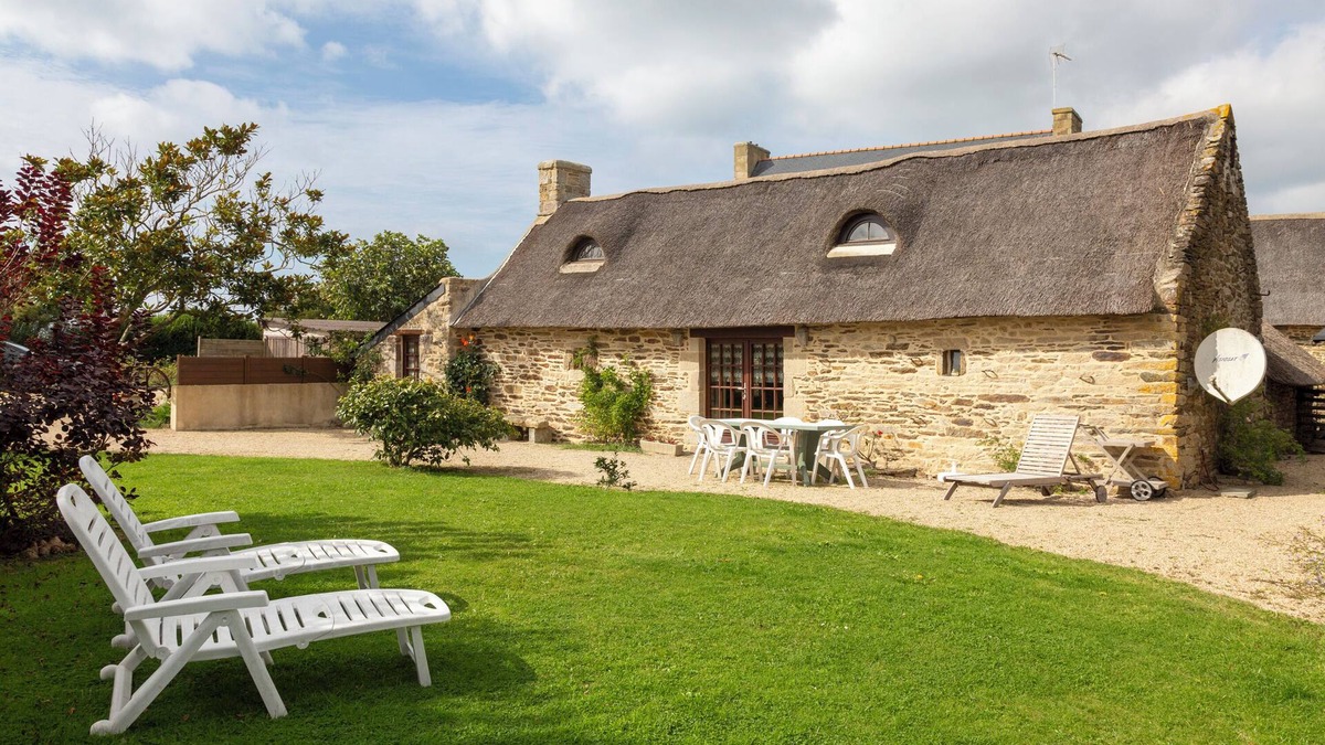 Plovan House | Vacation Home "Chaumière Ty Plouz" with Private Terrace, Private Garden and Wi-Fi