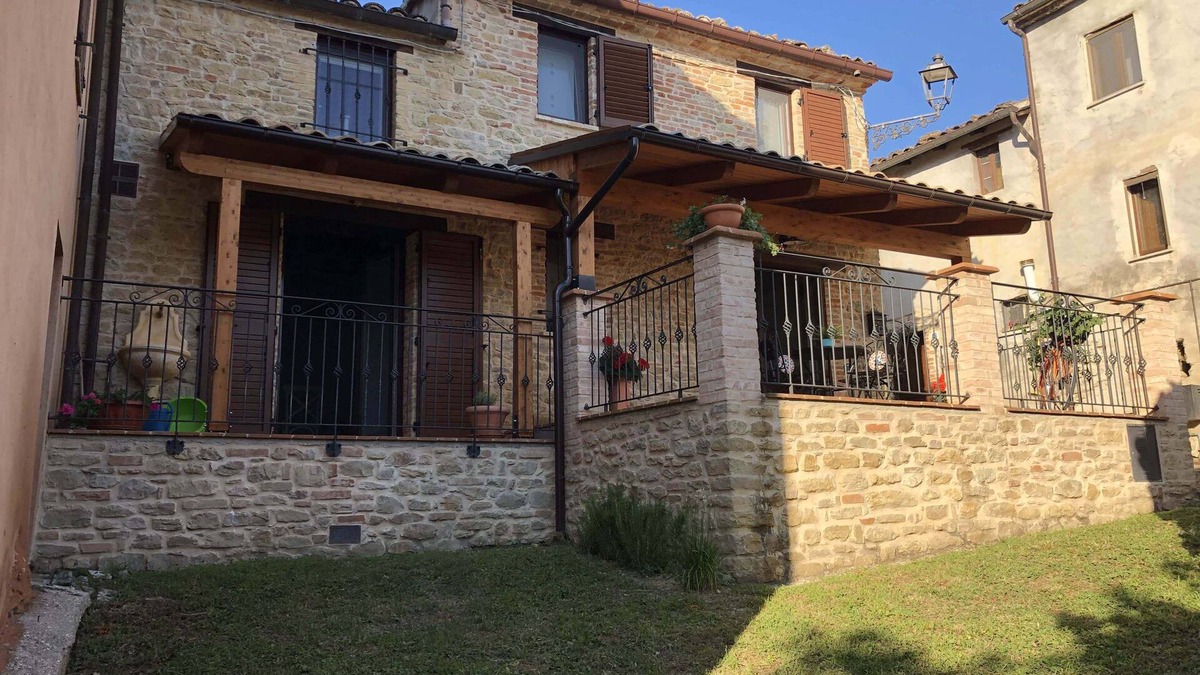 Montefalcone Appennino House | Vacation home IL VECCHIO BORGO, in front of the beautiful setting of the Sibillini Mountains