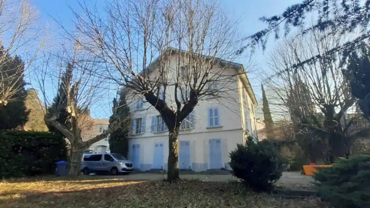 Voreppe House | Vacation Home "Immense Ancien Relais 19ème" with Private Garden & Wi-Fi
