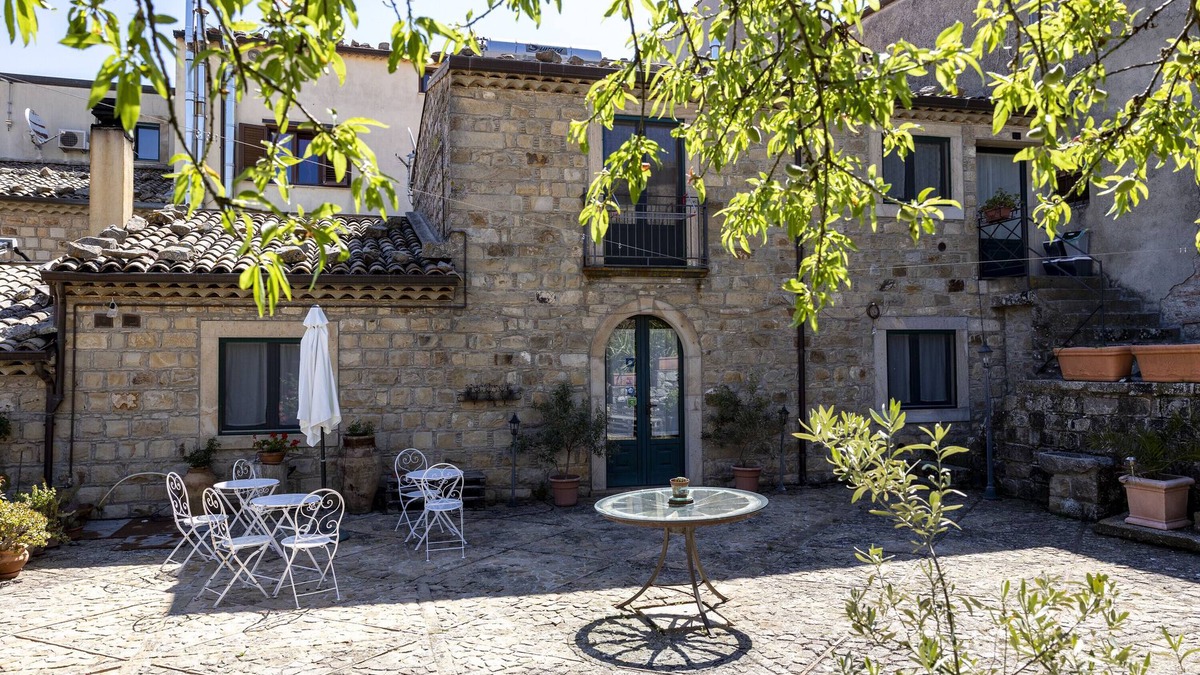 Mistretta House | Vacation Home "La Carretteria" with Private Terrace, Shared Garden & Wi-Fi