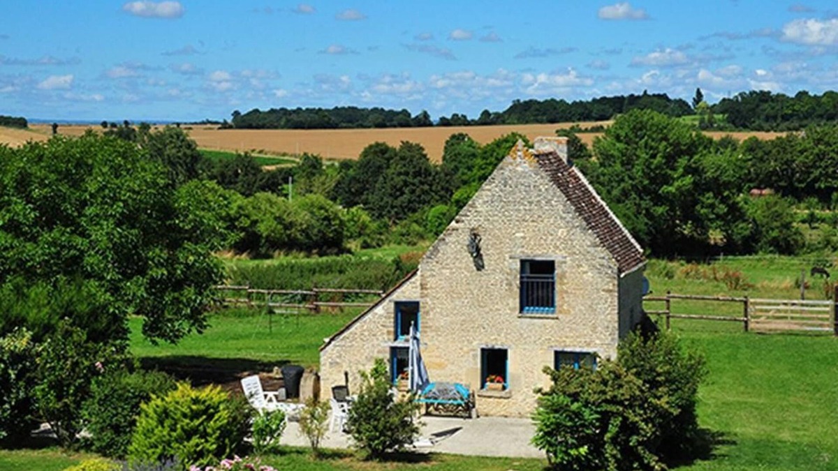 Saint-Wambert-des-Trois-Vallees House | Vacation Home "Le Bout Du Pré" with Shared Heated Pool, Private Terrace & Wi-Fi