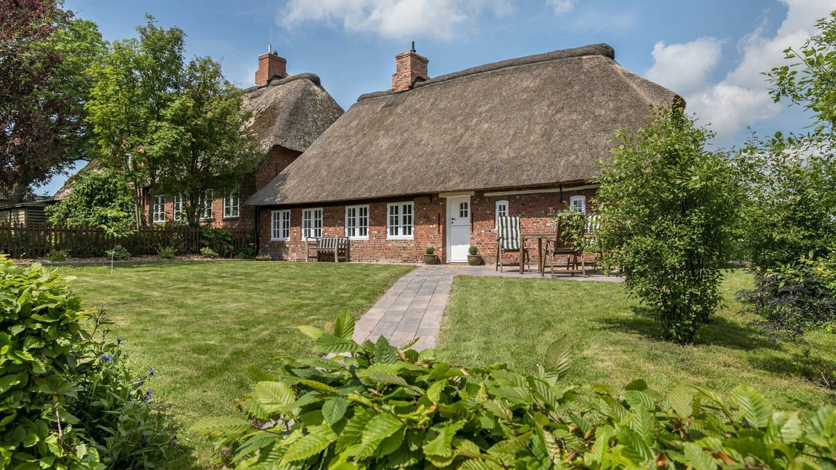 Dagebuell House | Vacation Home "Luis - Hus" with 2 Private Terraces, Private Garden & Wi-Fi