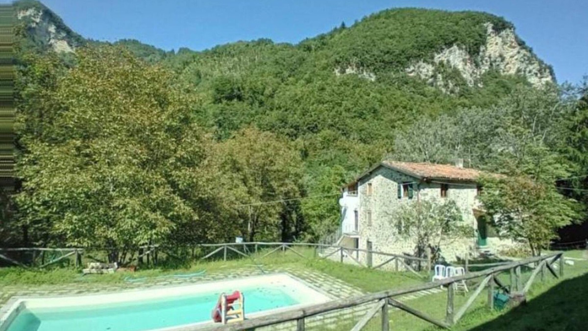 Gallicano House | Vacation Home "Luxury Suite La Grotta Del Vento" with Mountain View, Shared Pool & Wi-Fi
