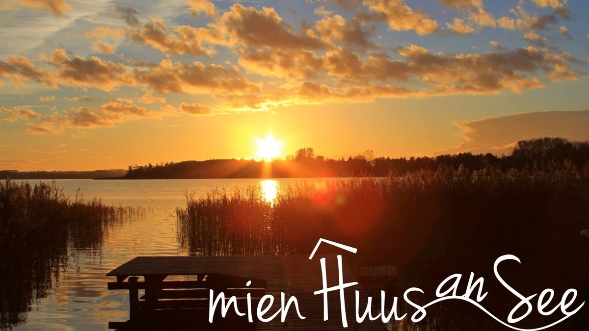 Guestrow House | Vacation home "Mien Huus an See" with lake access, jetty and bathing facilities