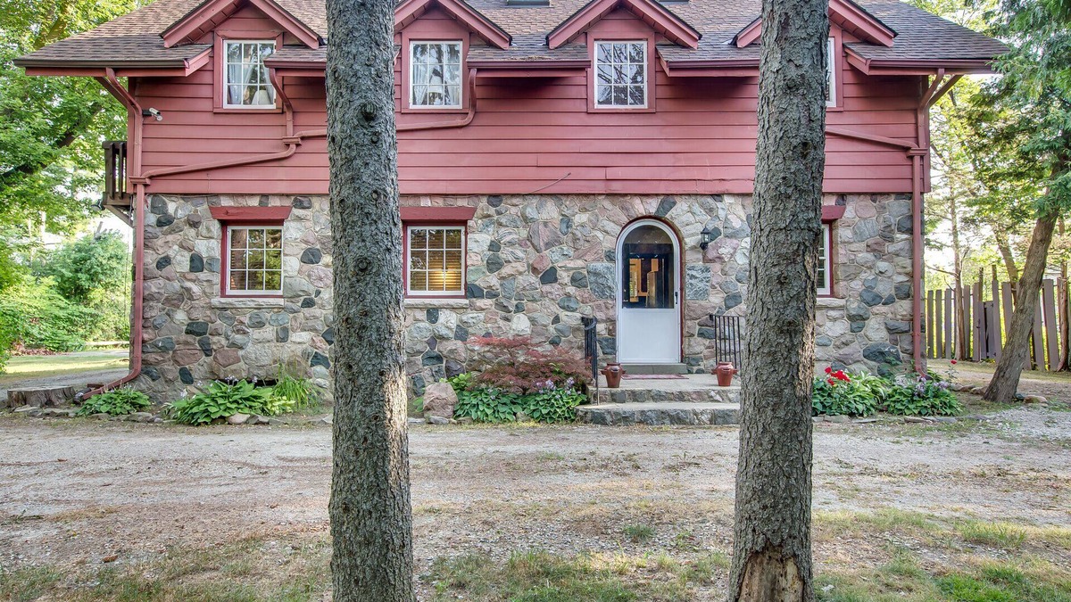 Ann Arbor House | Vacation Home Offering Country Setting. Weddings not allowed.