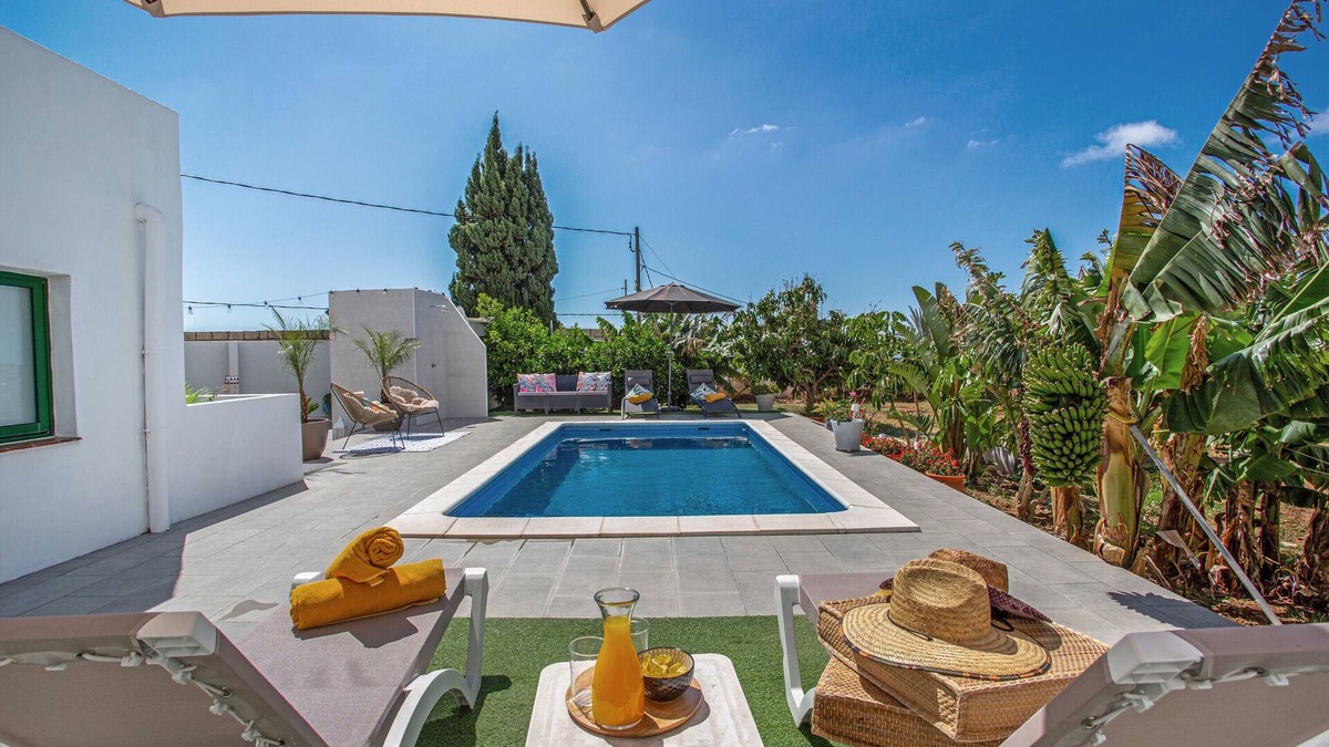 Arafo House | Vacation Home 'Piscina Climatizada' with Sea View, Private Pool and Wi-Fi