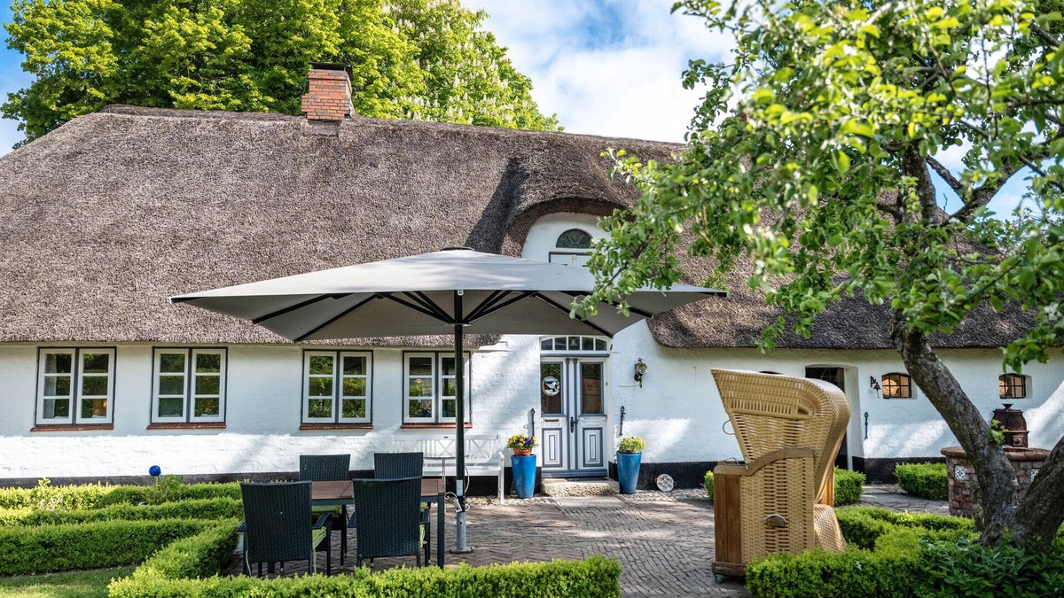 Stadum House | Vacation home 'Poppenstuuv', idyllic baroque fairytale garden, sauna, parking, Wi-Fi