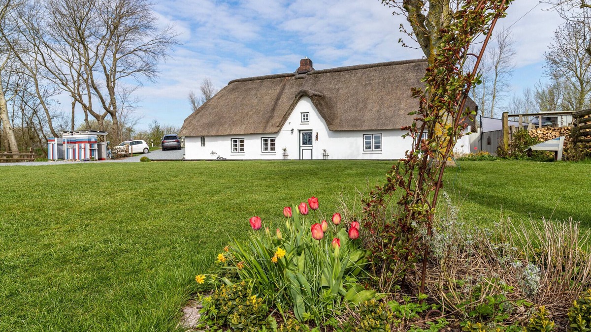 Augustenkoog House | Vacation home 'Reetdachhaus Alter Deich' with private sauna, private garden and 6 e-bikes