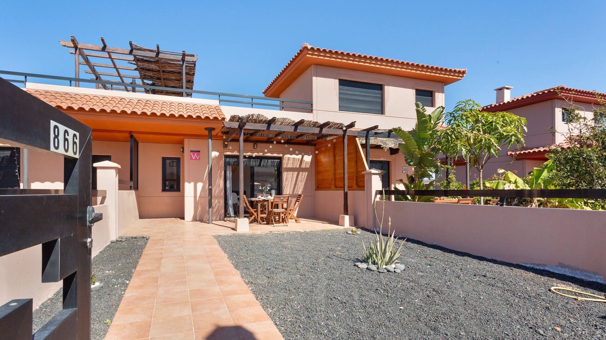 La Oliva House | Vacation Home 'Sweet Home Majanicho' with Sea View, Shared Pool and Wi-Fi