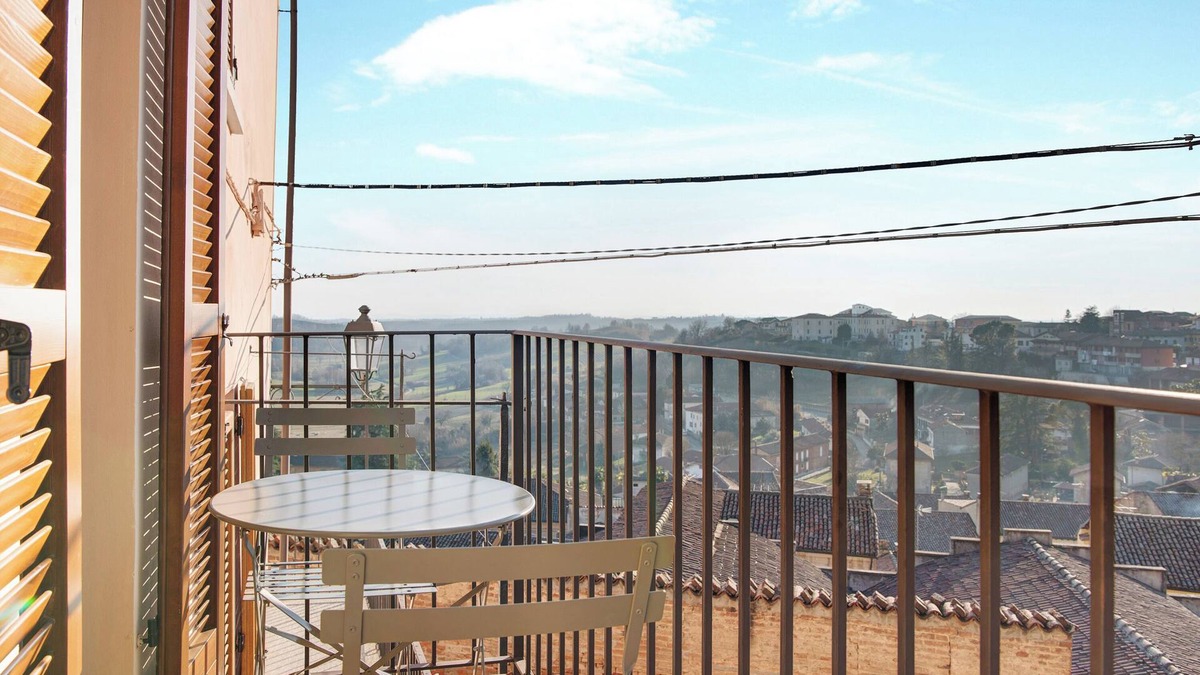 Montemagno House | Vacation Home "Vicolo 10" with Private Balcony & Wi-Fi