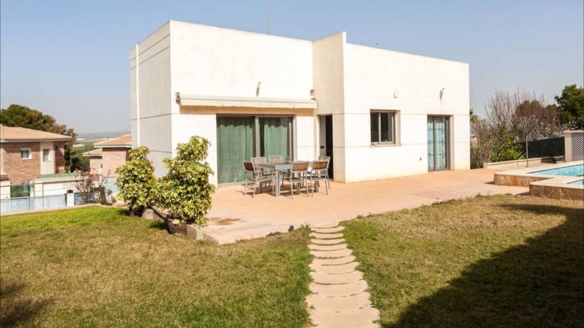 Chiva House | Vacation Home "Villa Morga Calicanto' with Private Pool, Private Terrace & Wi-Fi