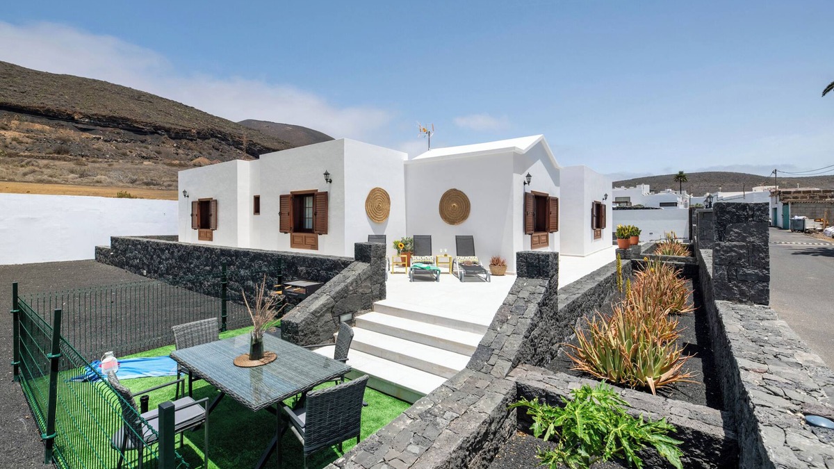 Maguez House | Vacation Home 'Villa Tahoyo' with Mountain View, Private Terrace and Wi-Fi