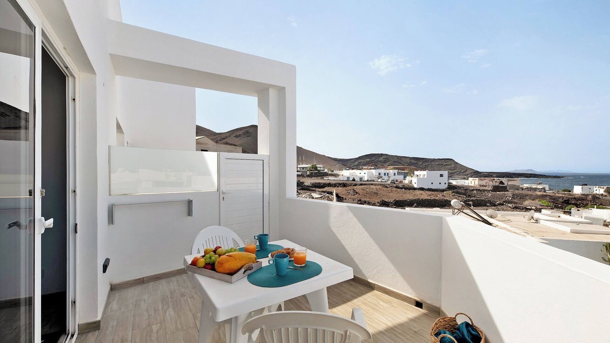 El Golfo House | Vacation Home "Viviendas El Pescador - Ancla" with Sea View, Private Terrace & Wi-Fi