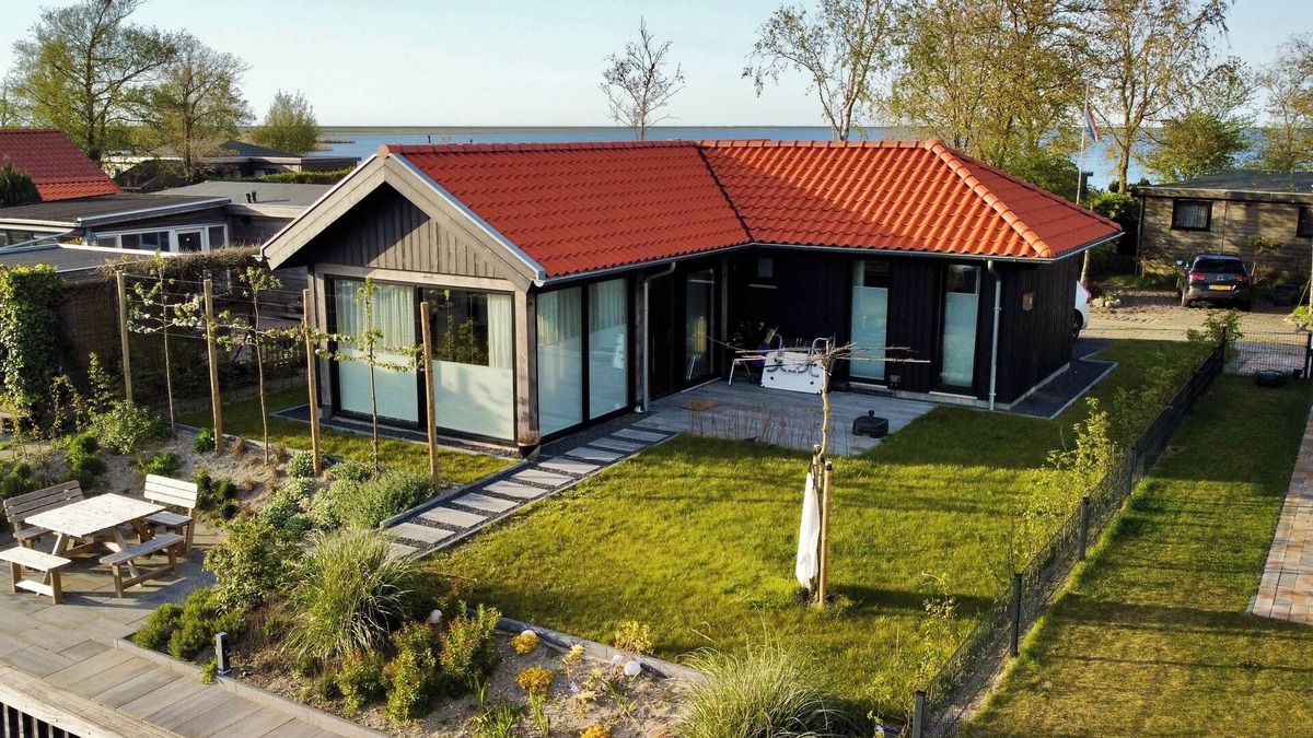 Anjum House | Vacation home with access to the water